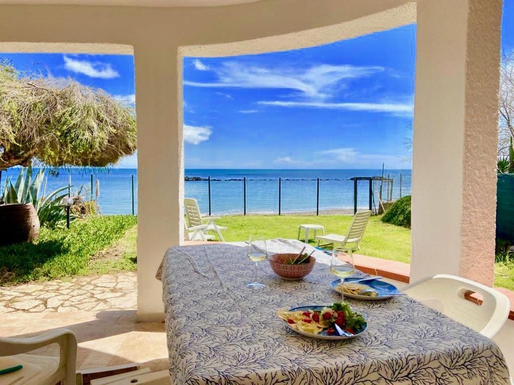 Paradise Beachfront Villa, Porto Columbu, Sardinia Porto Columbu - Perd'E Sali Extérieur photo